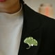 thumbnail image 5 of Broche de flores verdes | Diseño de colgante 2 en 1 | Acento perlado | Material de aleación | Caja de regalo incluida | Elegante accesorio para el Día de la Madre, días festivos y eventos especiales, 5 of 6