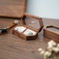 thumbnail image 1 of Caja de Madera para Anillos con 2 Ranuras, Organizador Diario para Guardar Anillos, Pendientes y Joyas, Caja de Compromiso para Anillos de Boda C, 1 of 10