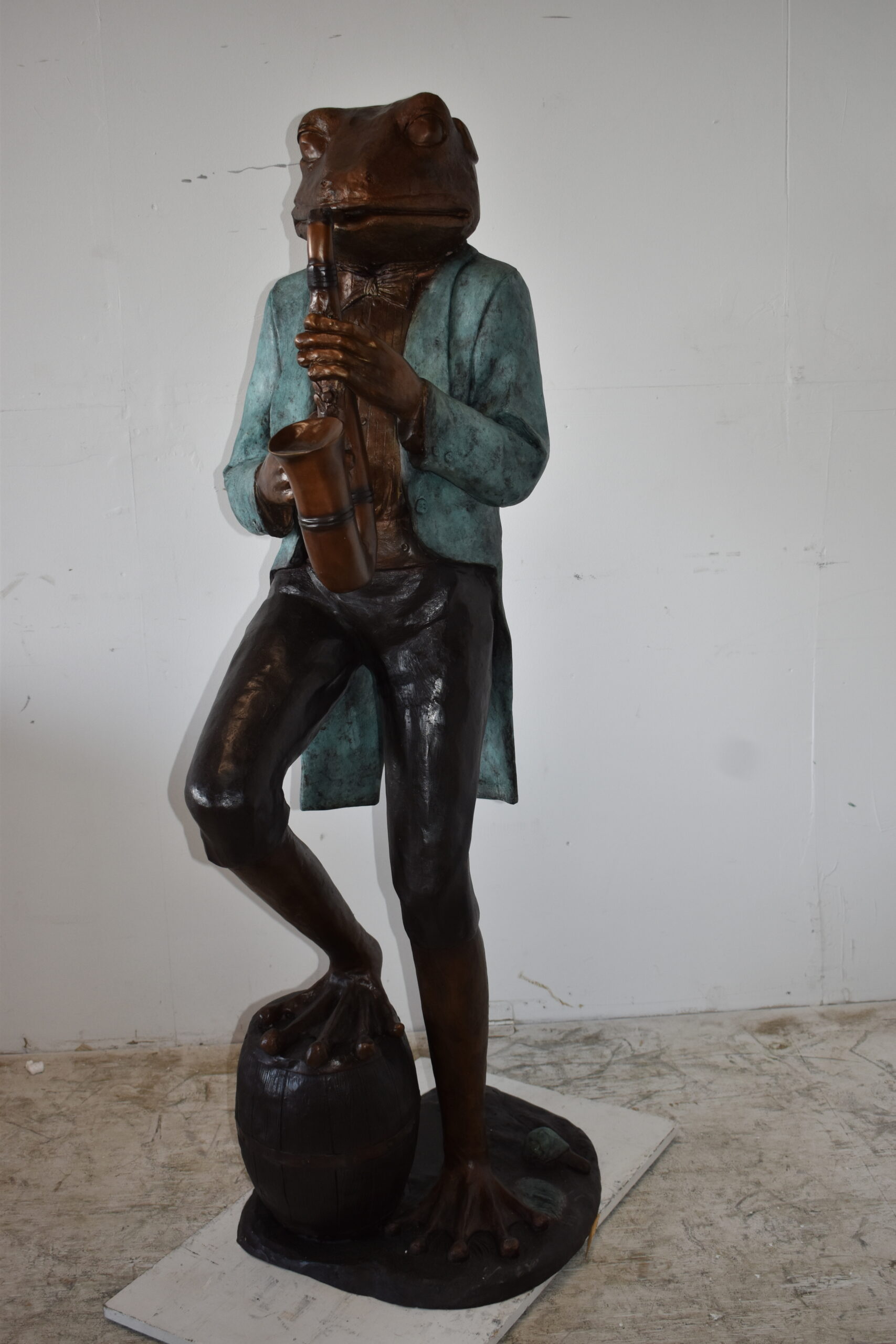 Nifao Frog Playing Saxophone Gracefully Bronze Statue – Garden Outdoor Decor Sculpture, 22"L x 20"W x 65"H