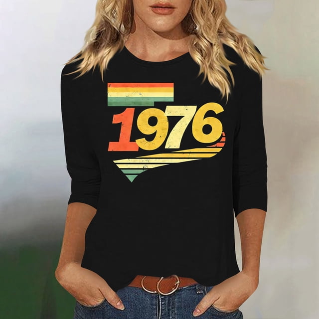 Uootdi Hauts pour Femmes Manches 3/4 Col Ras du Cou 1976 Imprimé Arc-en-Ciel Rétro Coupe Décontractée T-Shirts Nostalgiques pour Escapade d'Été Cadeau