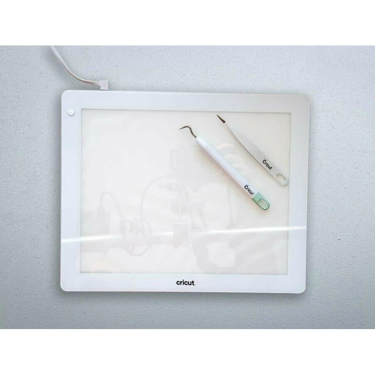  Cricut BrightPad, Plug-In Illuminating Workspace, DIY  Tracing, Weeding, Paper Piecing & More