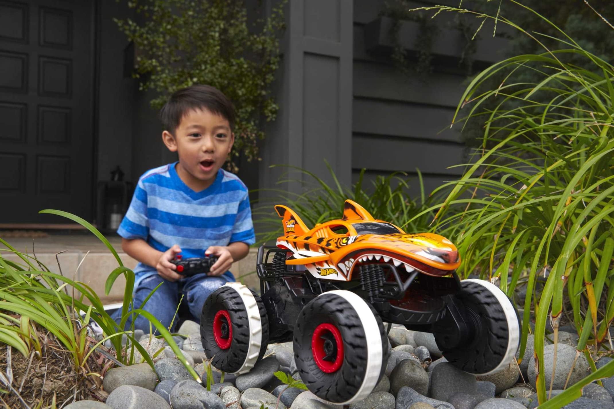 Hot Wheels Monster Trucks, Carro de Controle Remoto, Monster Truck Toy com  Rodas De Todo o Terreno, 1:15 Escala Imparável Tiger Shark rc em Promoção  na Americanas