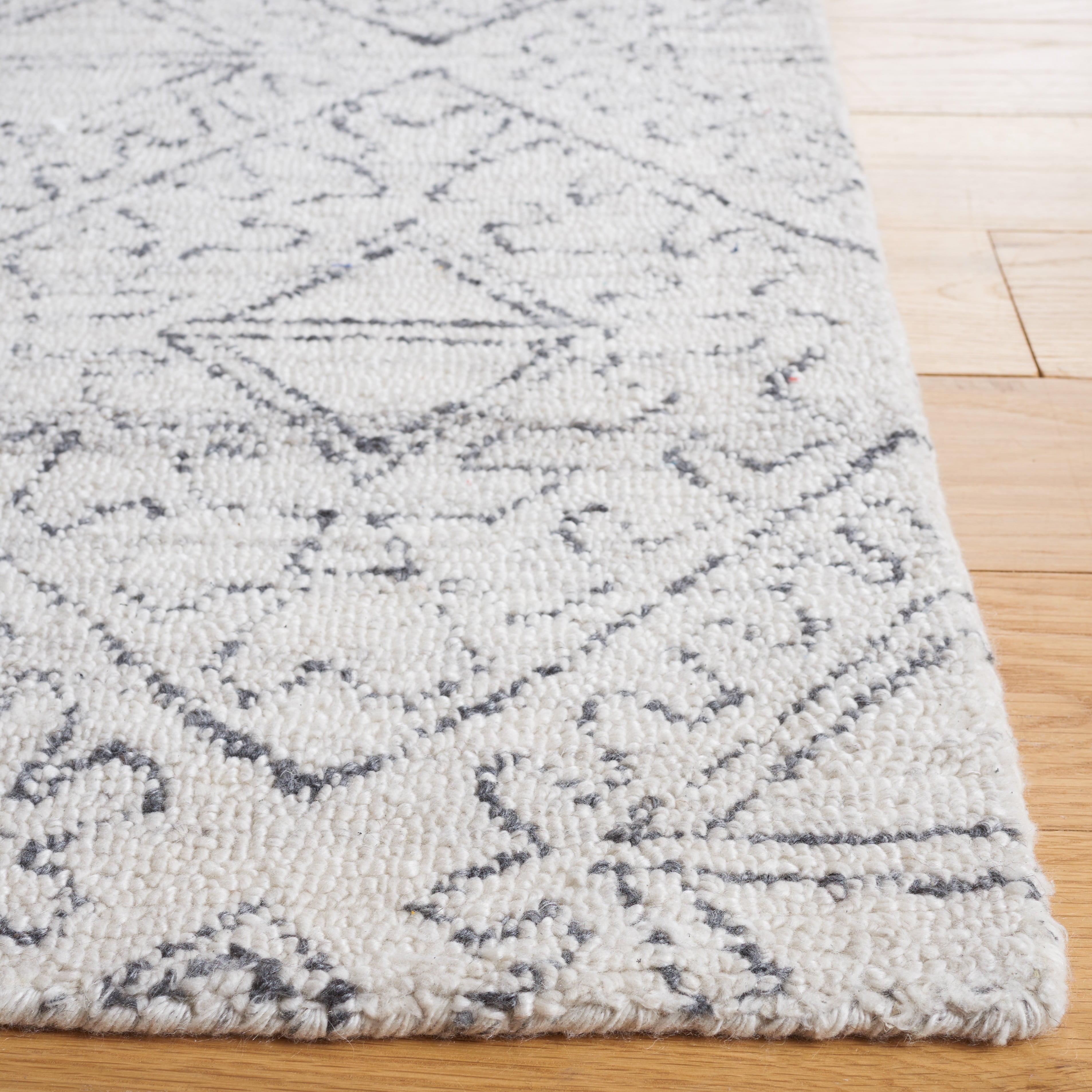 SAFAVIEH Casablanca Finnian Diamond Area Rug, Ivory/Black, 5' x 8'