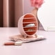 thumbnail image 5 of Organizador de maquillaje compacto con divisores extraíbles | Almacenamiento de escritorio con 5 compartimentos para paletas de sombras de ojos y cosméticos | Estuche de plástico blanco, rosa o rojo, 5 of 5