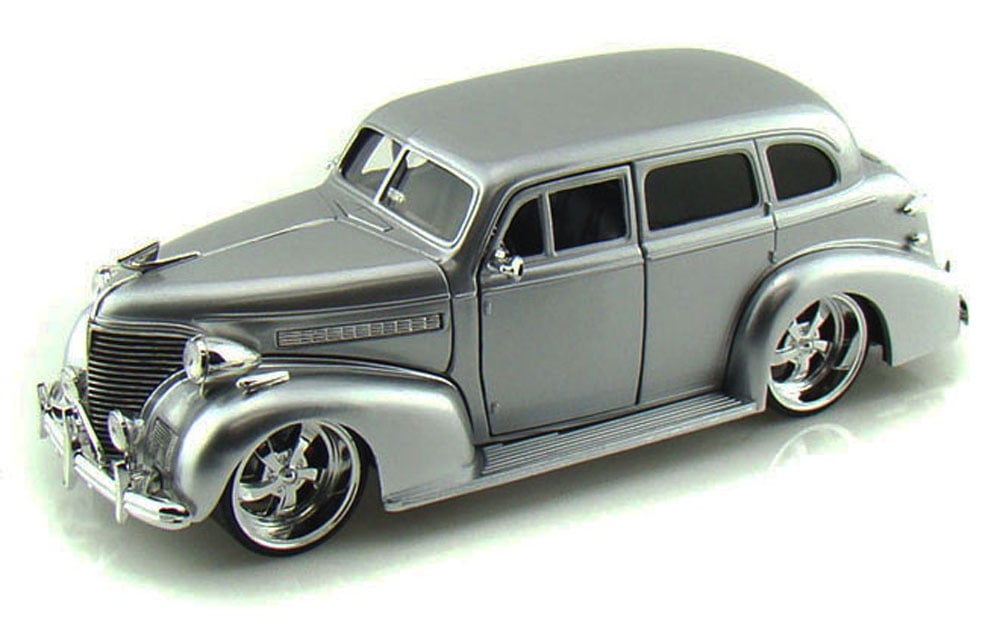 1939 Chevrolet Master Deluxe Showroom Floor 1/24 Diecast Car Model By Jada 98880 1939 Chevrolet Master Deluxe Showroom Floor 1/24 Diecast Car Model By Jada 98880