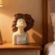 thumbnail image 4 of Escultura de busto de niña, figura de resina – Expresión realista con ojos cerrados y cabello rizado suelto, acabado mate. Decoración para el hogar, ideal para sala de estar, dormitorio, oficina, e, 4 of 6