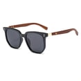 thumbnail image 3 of Lunettes Rétro Tendance à Forme Carrée - Verres Polarisés, Accents de Clous, Design Style de Rue - Parfaites pour Femmes et Hommes, Conduite Extérieure, Voyages et Tenue Décontractée, 3 of 5