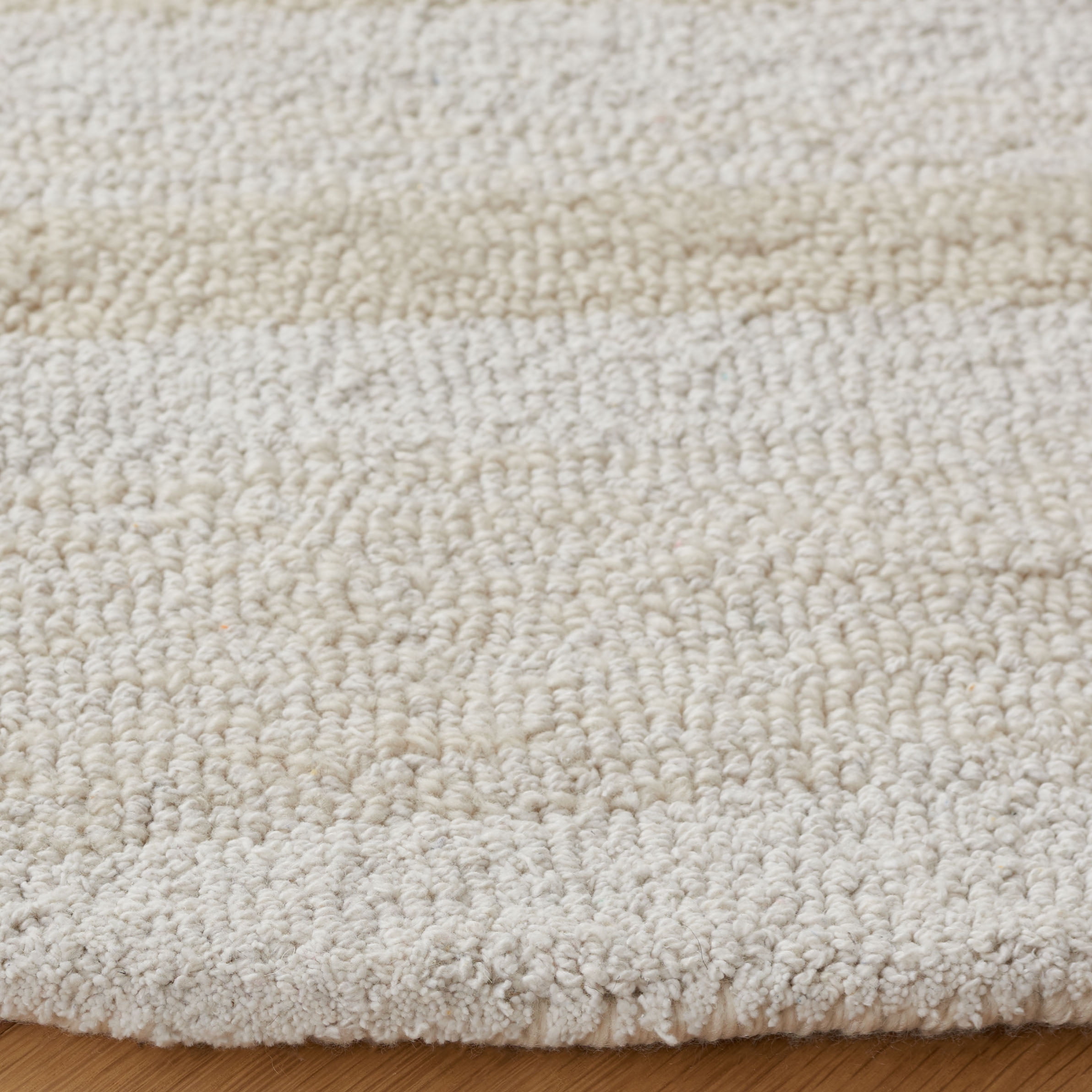 SAFAVIEH Capri Corinna Southwestern Area Rug, Ivory/Beige, 6' x 6' Round