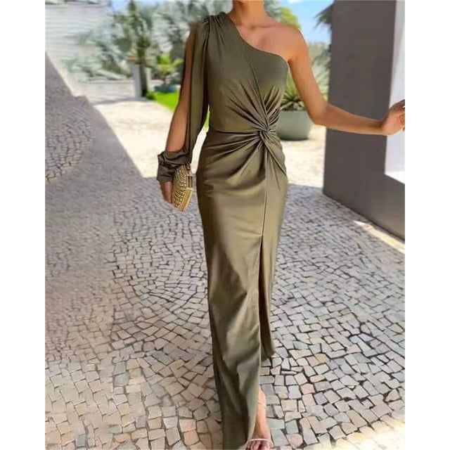 vestido largo de fiesta para mujer, prenda lisa de manga larga con un hombro descubierto, corte irregular, plisado, con abertura en la cintura, 2024 Verde militar: vista frontal centrada de vestido A-line en verde militar con un hombro descubierto y escote oblicuo; plisado drapeado anudado en la cintura que crea una abertura frontal hasta la pantorrilla; tela lisa de poliéster con caída fluida y cierre tipo jersey; entorno exterior pavimentado. También se usa frecuentemente como opción elegante para sesiones fotográficas de eventos.