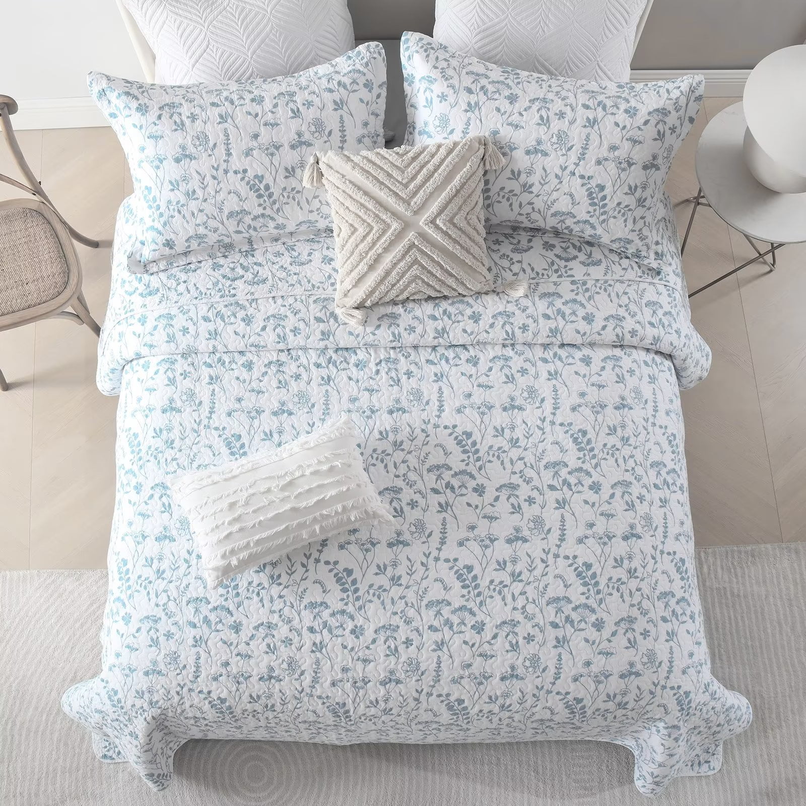 Bedduvit Blue & White Floral King Size Quilt - 100% Cotton Spring Flower Reversible Garden Country Quilt Bedspread, Lightweight Breathable King Quilt, 3-Piece Comforter Set for All Season 98"x106"