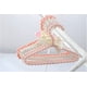 thumbnail image 5 of Percha de plástico para ropa de perros y gatos, con lazo de cuentas de perlas, organizador de almacenamiento para armario, perchas para ropa, perchas para ropa, 5 unidades (rosa), 5 of 6
