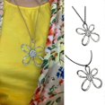 thumbnail image 2 of Gargantilla con colgante yuxing Collar con flores huecas aleación, 2 of 5