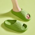 thumbnail image 4 of Zapatillas de playa antideslizantes para hombre, zapatos planos plisados de Eva, a la moda, para exteriores, interiores y el hogar, suaves y frescos, 2023, 4 of 4