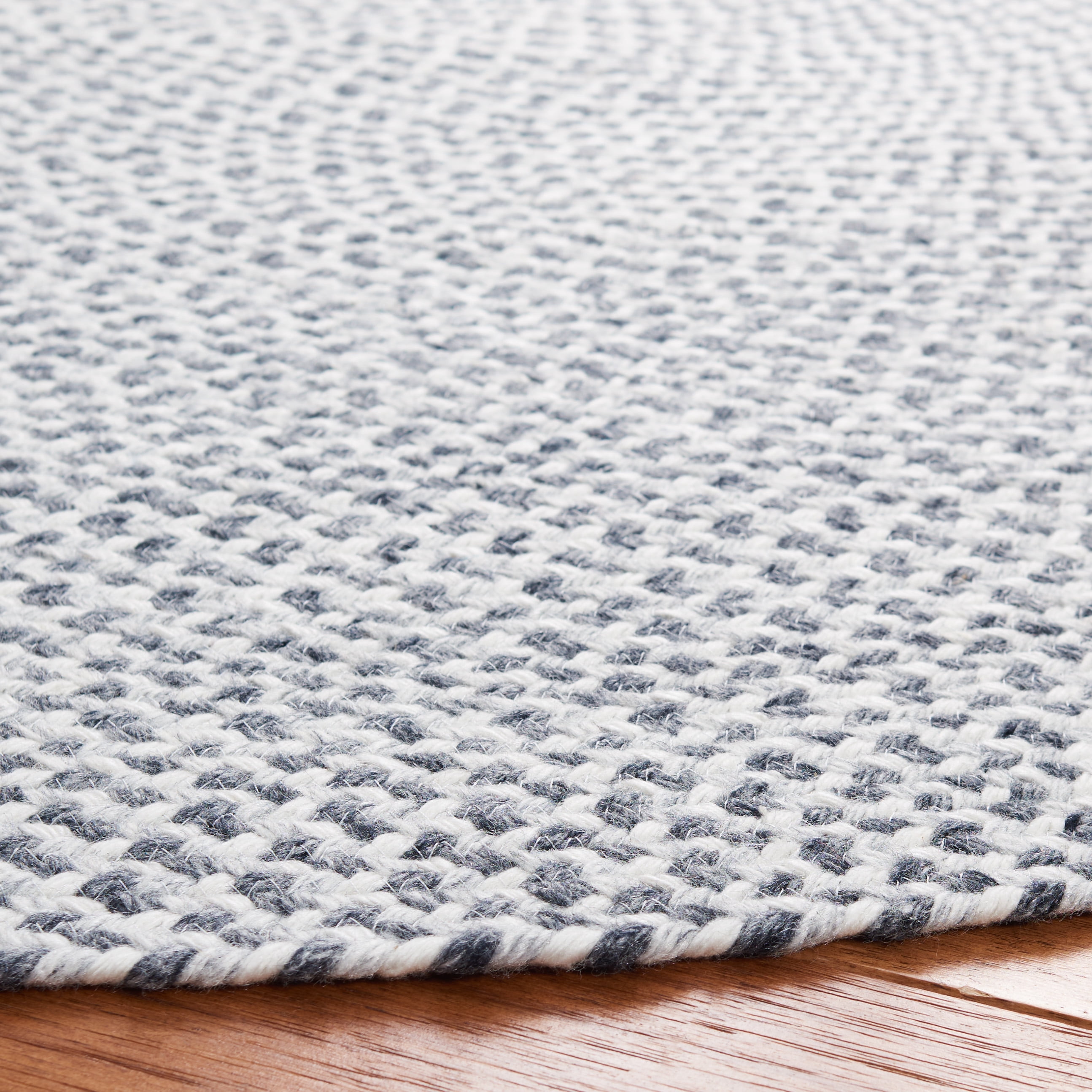 SAFAVIEH Braided Geraldine Checkered Polyester Reversible Area Rug, Gray/Ivory, 7' x 7' Round