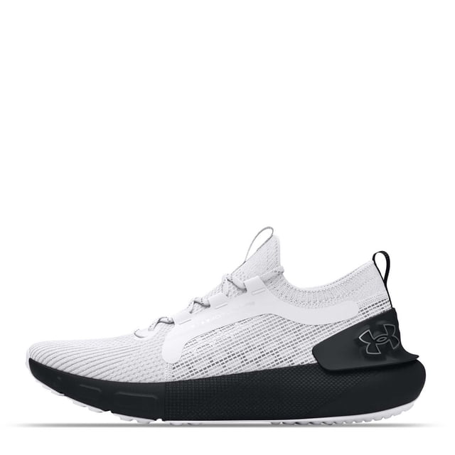 tenis under armour hovr phantom 3 se 26 mx Tenis deportivos para hombre blanco/negro, vista lateral derecha tipo calcetín con empeine Intelliknit transpirable y cordones integrados; entresuela HOVR negra que retorna energía y suela de goma con patrón de tracción y alta resistencia, talonera con logo Under Armour y tirador trasero; recomendado para correr y apto para uso diario.