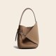 thumbnail image 4 of Bolso de hombro con forma de cubo de piel de vaca de capa superior de alta calidad de moda europea y americana, bolso cruzado simple y versátil Tide, 4 of 5
