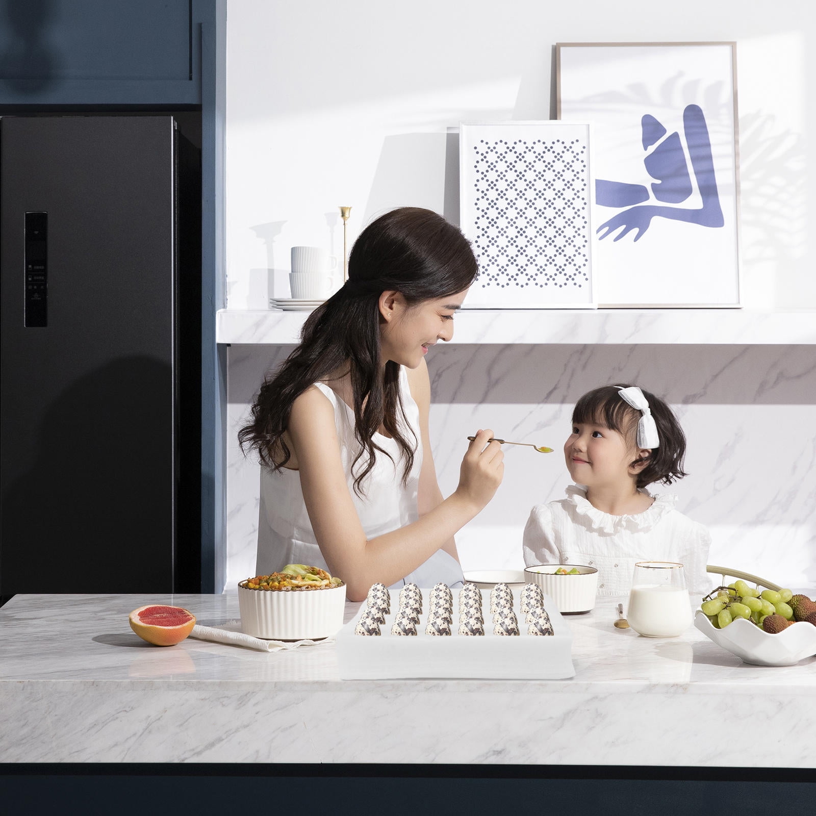 TABLZONE 2Pcs White Egg Carrier with Lid Protective Grid Design Egg Storage Tray for Household Use