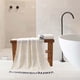 thumbnail image 1 of Toalla de Baño Absorbente para Adultos con Estampado de Animales., 1 of 6