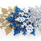 thumbnail image 4 of Juego de 12 adornos de copos de nieve azules de plástico con purpurina para decorar el árbol de Navidad en invierno., 4 of 7