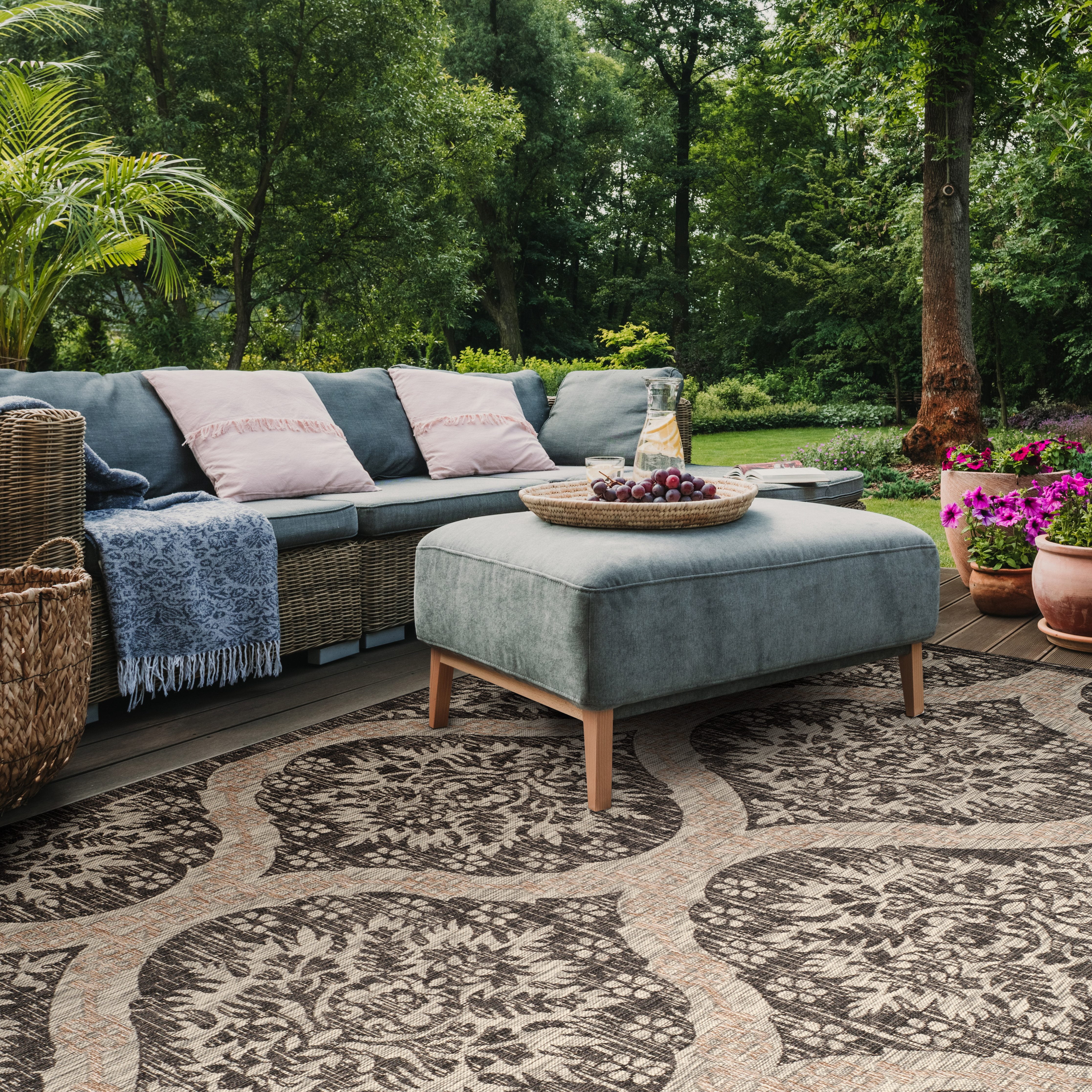 Safavieh Courtyard Tayler Geometric Indoor/Outdoor Area Rug, Black/Gray, 8' x 11'