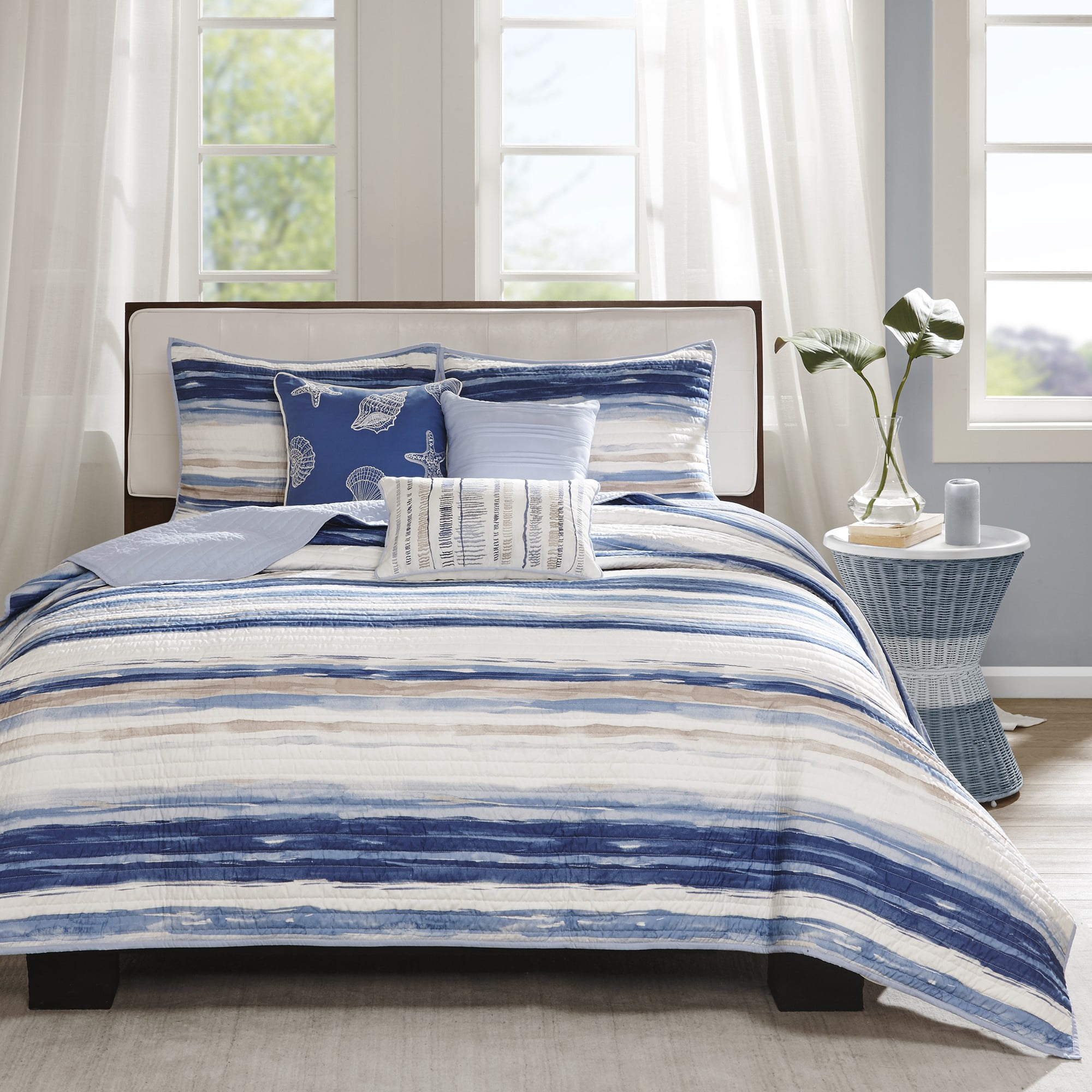 Madison Park Marina 6 Piece Printed Quilt Set with Throw Pillows in Blue
