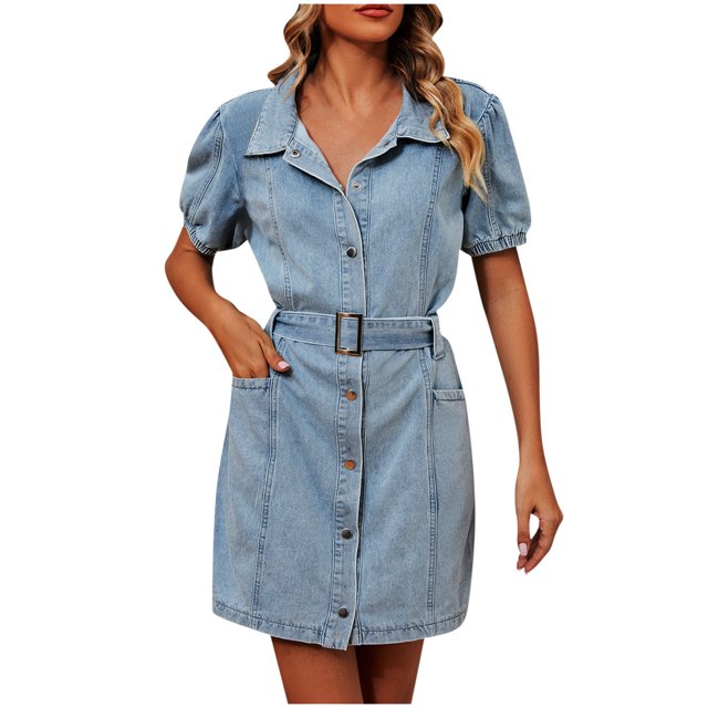 AherBiu Robes en Jean pour Femmes, une Robe en denim à Manches Courtes avec Fermeture à Boutons, Col à Revers en V, Taille Ceinturée et silhouette Droite. Comprend des Poches Fonctionnelles et une Coupe Flatteuse, Idéale comme Robe Décontractée Ou Tenue d'Été. Exposée en Tissu denim Bleu Pâle.