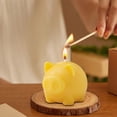 thumbnail image 1 of Regalo de vela de aromaterapia de cerdito, adorno de decoración para el hogar de estilo ins, diseño único de cerdo, aromas relajantes, decoración versátil, quemadura duradera, ideal para relajación, 1 of 6