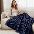 thumbnail image 4 of Manta Bedsure de forro polar azul para sofá GentleSoft, 150 x 200 cm, 4 of 8