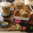 thumbnail image 5 of Posavasos Para Discos De Vinilo, Juego De 6 Piezas, Diseño Retro De Discos De Cd, Vinilo Antideslizante, Para Café, Té, Cerveza, Vino, Hogar Y Bar (6 Piezas), 5 of 5