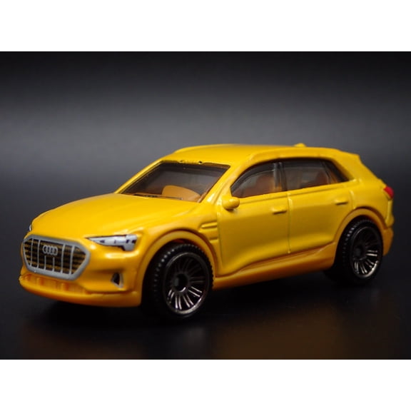 Open Box 2018-2025 AUDI Q8 E TRON ETRON YELLOW 1:64 SCALE DIORAMA DIECAST MODEL CAR