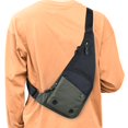 thumbnail image 1 of Bandolera pequeña e impermeable para hombre, 1 of 8