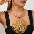 thumbnail image 1 of 2 piezas / conjunto Estilo de denim punk exagerado Conjunto de pendientes de collar colgante de flores grandes de alambre de aluminio amigable con el medio ambiente, 1 of 4