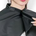 thumbnail image 1 of Capa impermeable para cortar el cabello para mujeres, capa de salón profesional con pegatinas Hombreras Delantal para te?ir el cabello para hombre Salón de mujeres (1 pieza, negro), 1 of 2