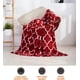 thumbnail image 3 of Manta Comfort Elegante 127x152 cm Terciopelo Polar Rojizo con Diseño Cuatrifoil, 3 of 8