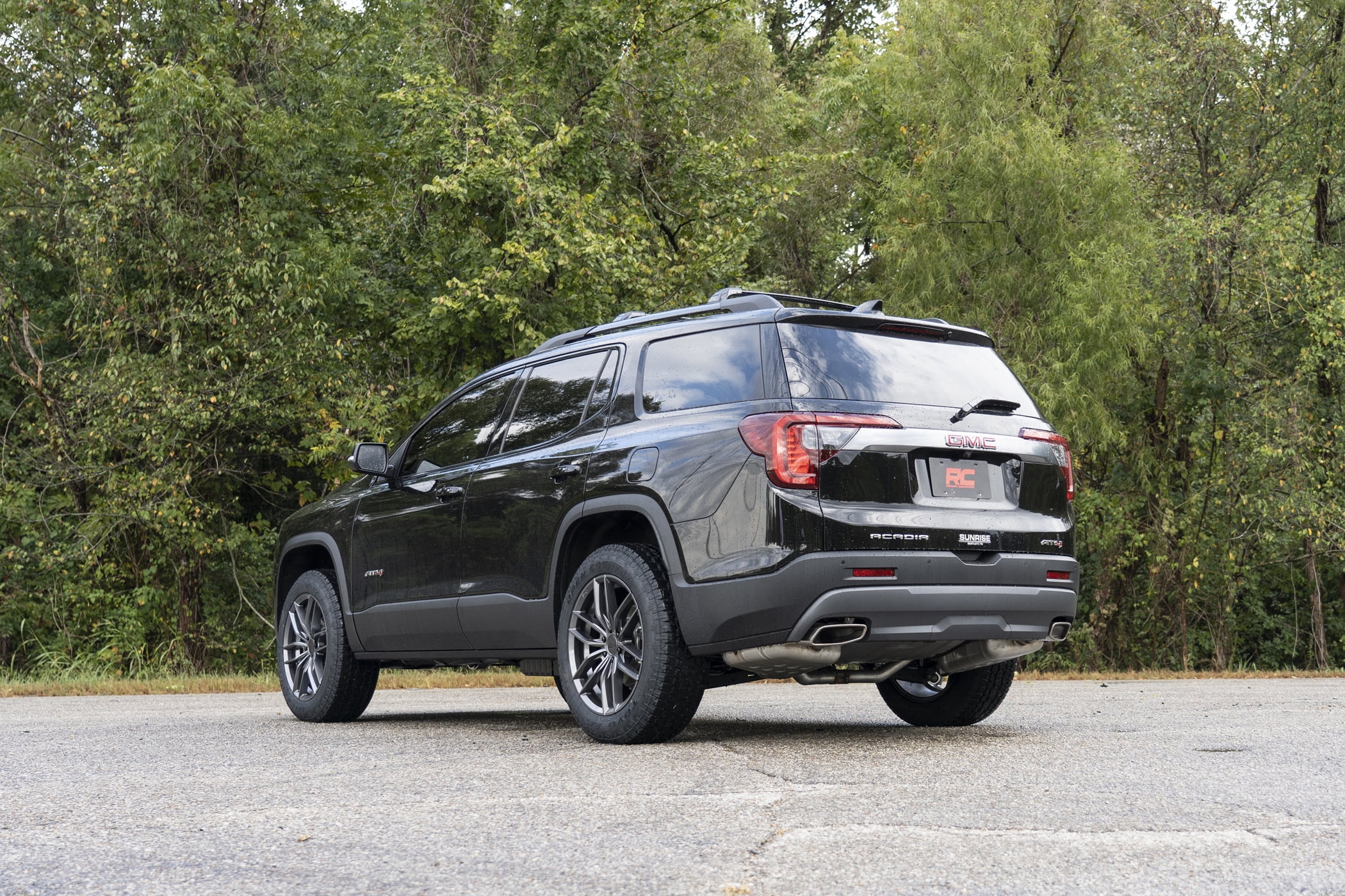 Rough Country 1.5" Lift Kit w/N3 Struts for 2017-2023 GMC Acadia - 110031A