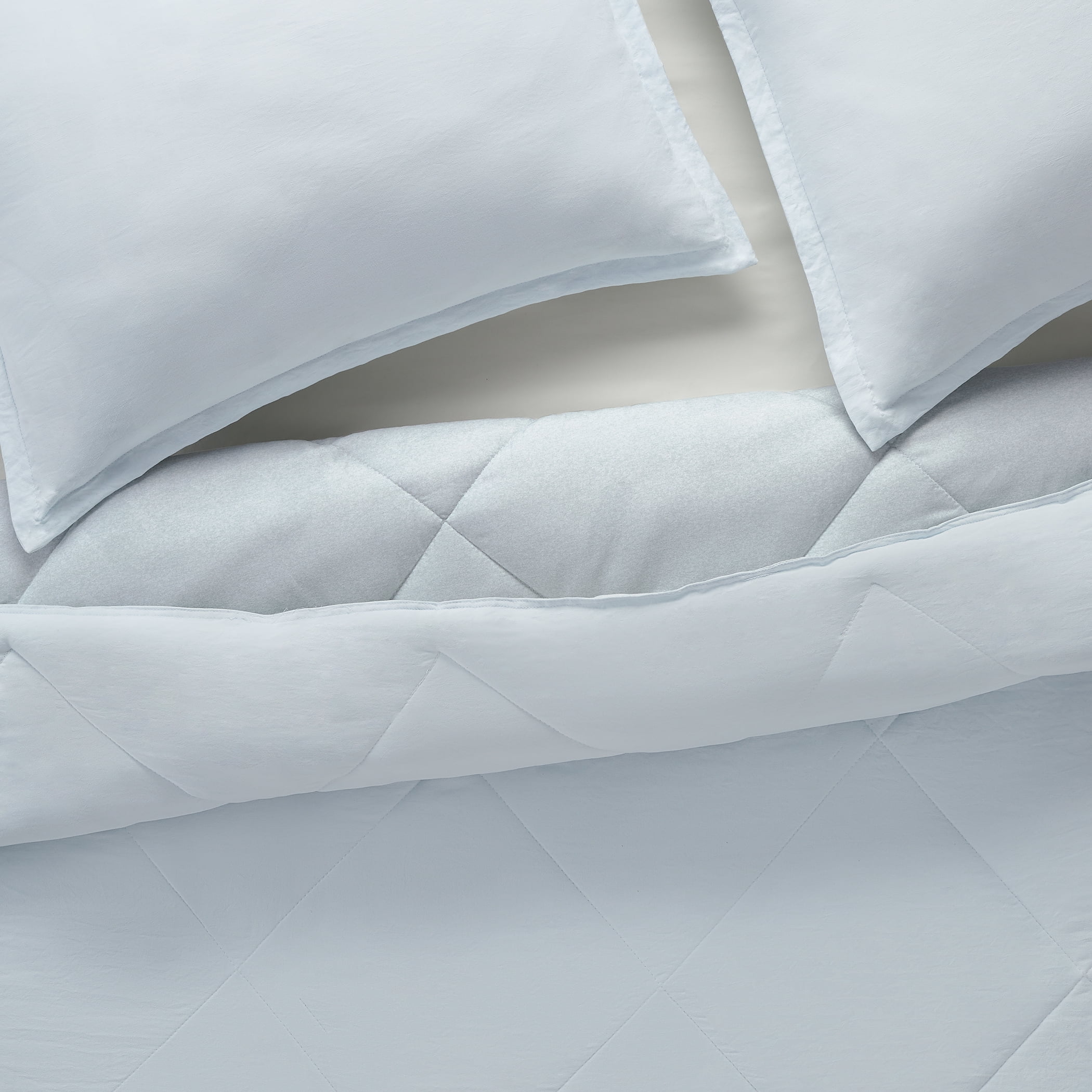 Serta Supersoft Cooling Bed Set, 5 Piece Reversible Bedding Comforter and Solid Sheet Set, Twin/ Twin XL, Illusion Blue