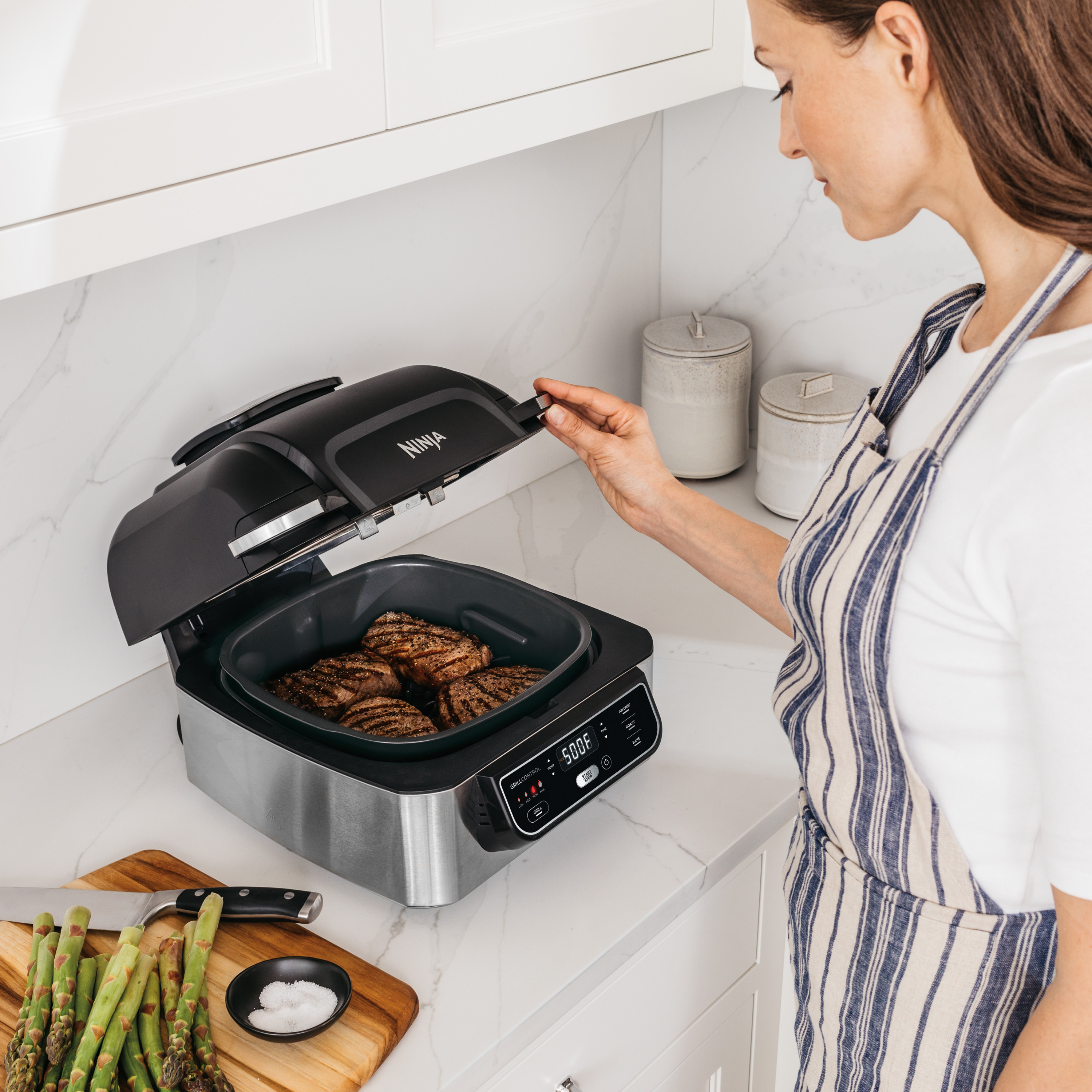 Ninja AG300 4-en-1 Parrilla Interior y Freidora de Aire, Sin Humo, 4 Qt, 100 Pulgadas Cuadradas de Área de Parrilla, Negro/Acero Inoxidable 6