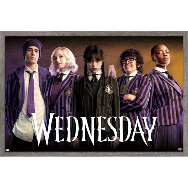 Wednesday - Affiche Murale de Groupe Représentant Cinq Personnages en Uniformes Scolaires à Rayures Violettes et Noires avec Cravates Debout Côte à Côte sur un Fond Sombre et Ornementé, avec le Titre « Wednesday » en Police Gothique Blanche Audacieuse au Bas, Idéal pour la Déco de la Maison et l'Art Mural.
