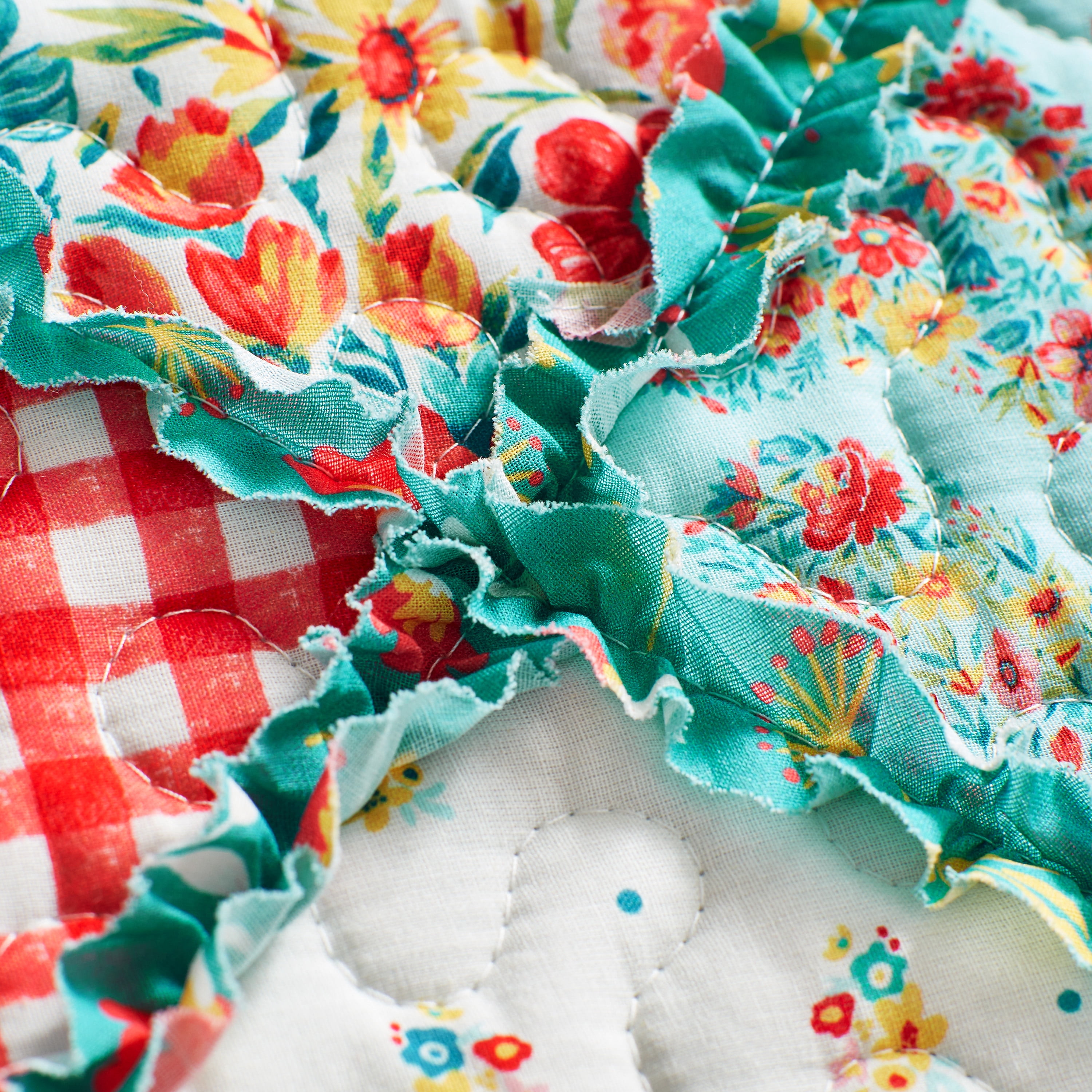 The Pioneer Woman Petal Party Cotton and Polyester Quilt, Full/Queen