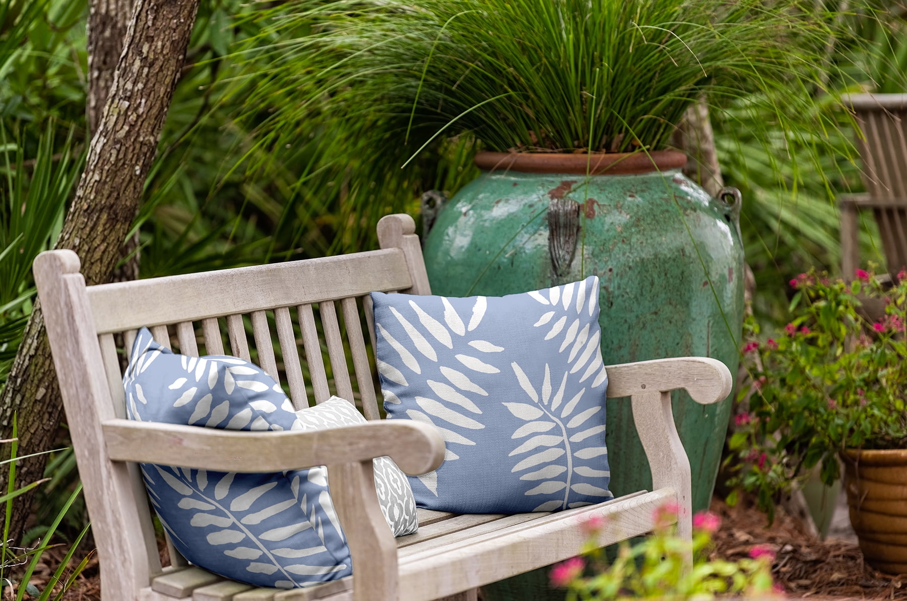 Simply Daisy 20" x 20" Summer Breeze Indoor/Outdoor Throw Pillow, Peri (1 count)