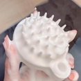 thumbnail image 5 of Cepillo de champú Reutilizable Cerdas suaves flexibles Agujero para colgar Buen agarre Efecto de espuma rico Eliminación de caspa de plástico Masajeador del cuero cabelludo para baño-Goo, 5 of 5
