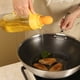 thumbnail image 5 of Botella dispensadora de aceite de vidrio | Diseño a prueba de fugas de apertura automática | Recipiente de condimentos domésticos para vinagre de aceite de soja | Operación con una sola mano, 5 of 7