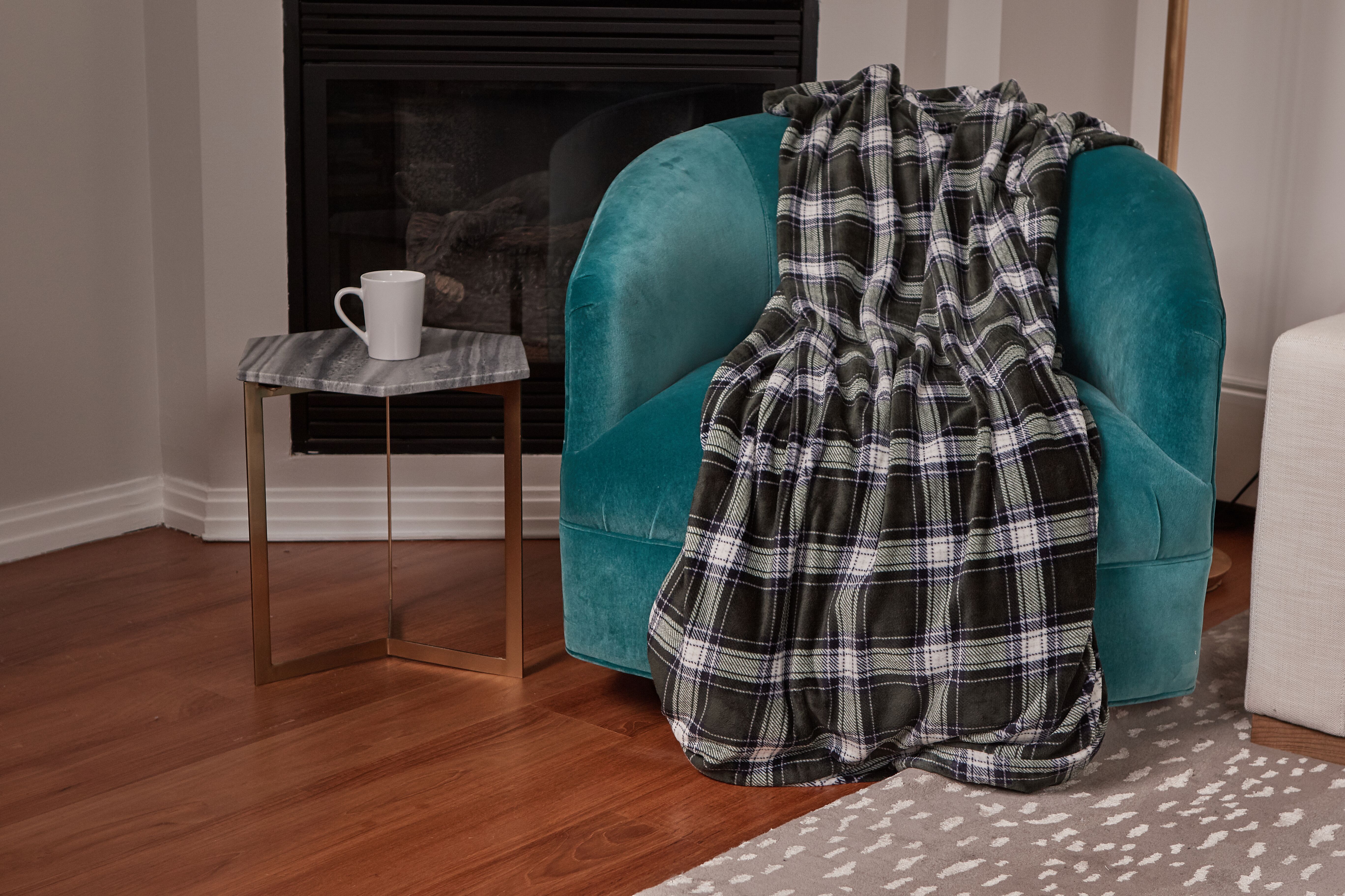 Cuddl Duds Oversized Throw Blanket with a Sherpa Foot Pocket, 50" x 70", Green Plaid