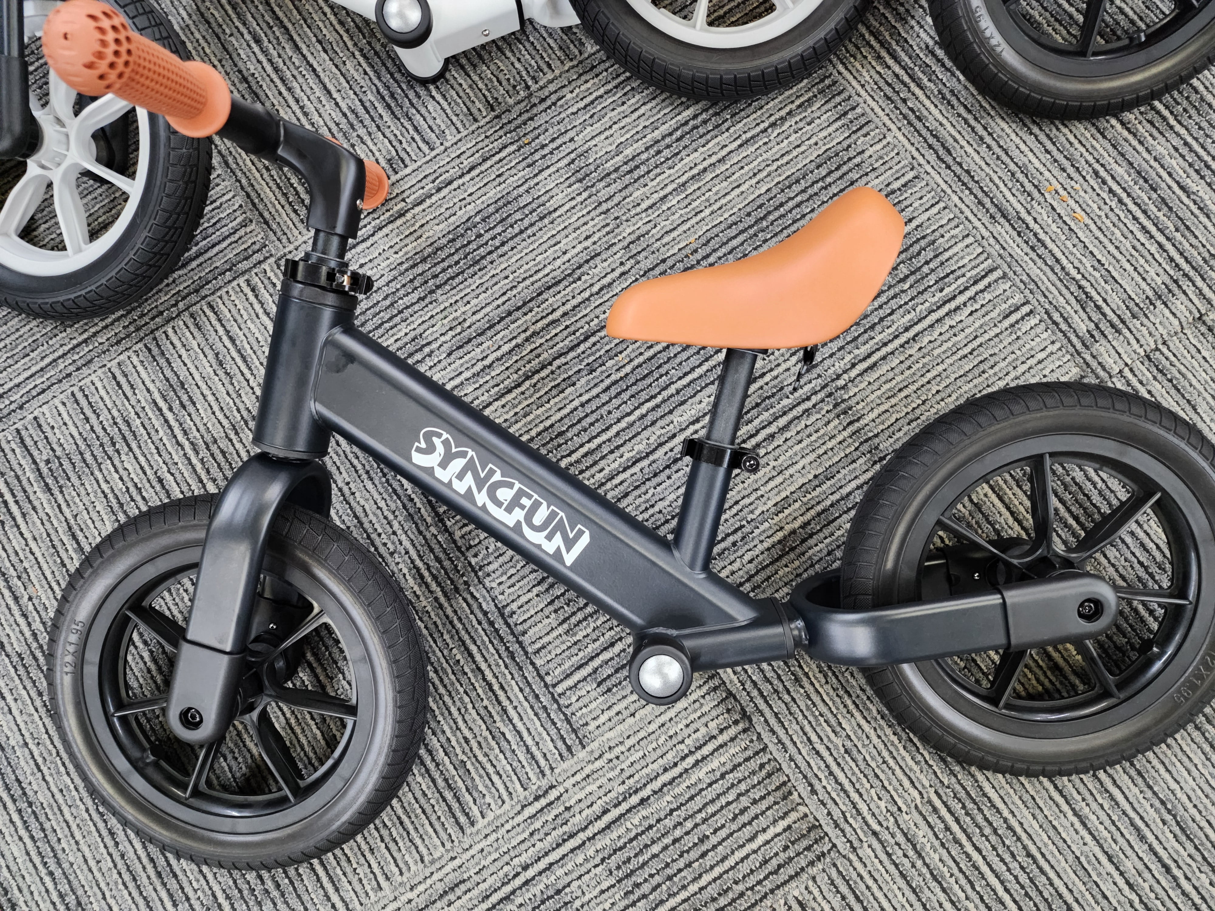 Syncfun Balance Bike, Lightweight Toddler Bike for 2 to 5 Years Kids No Pedal Riding Toys with 12" Anti-Skid Wheels, Boys & Girls Gifts, Black