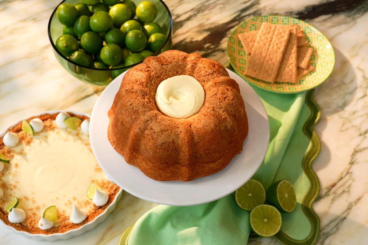 Everyday Grand Key Lime Pie Cake with Cream Cheese Frosting, 36 oz
