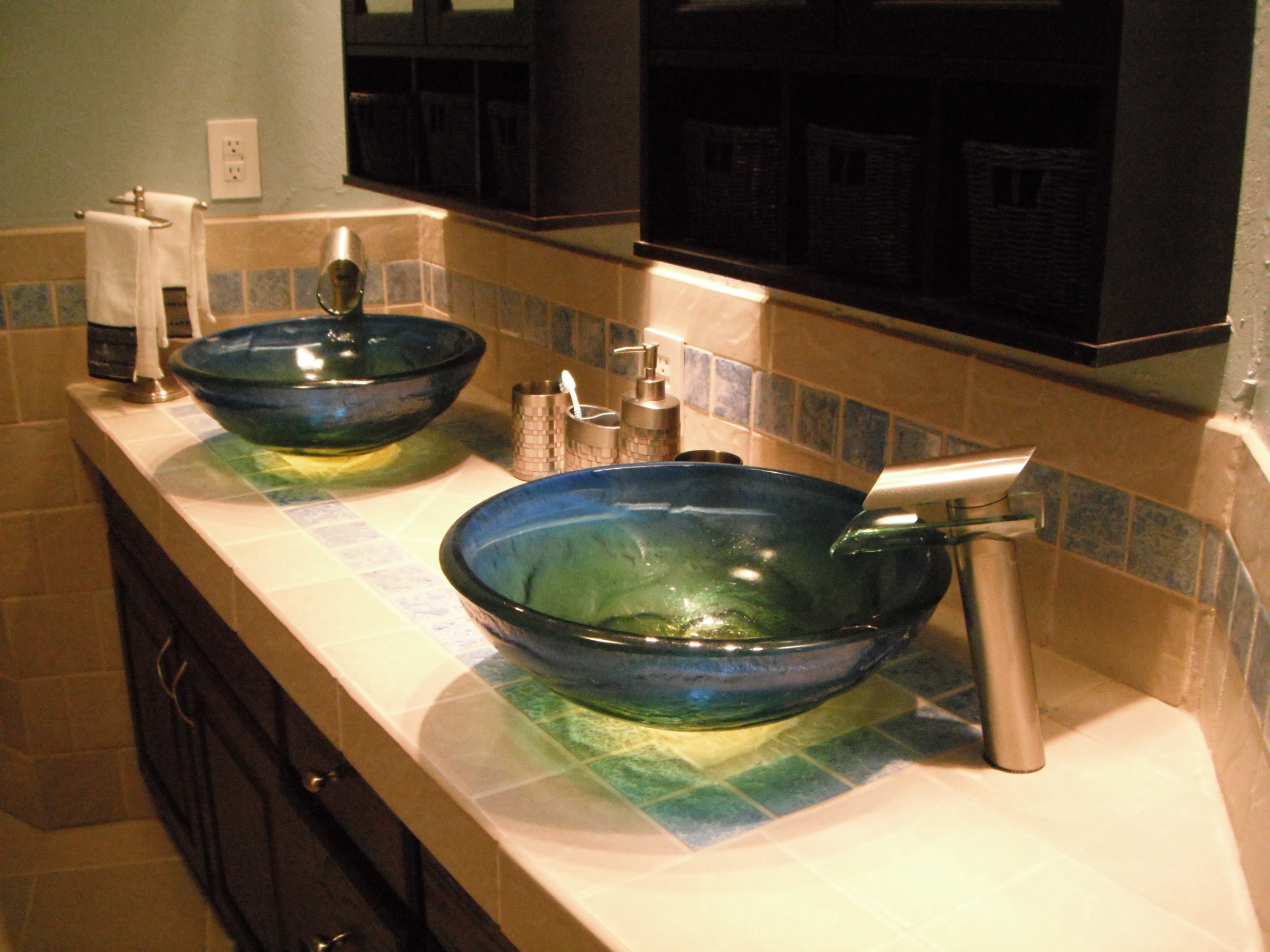 Miseno MNO-191-ORB Circular 16-1/2" Glass Bathroom Sink; Oil Rubbed Bronze Drain