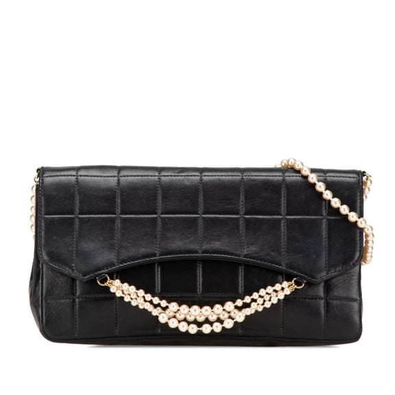 Pre-Owned CHANEL Chocobar Shoulder Bag in Black Lambskin with Faux Pearls for Women (Fair)