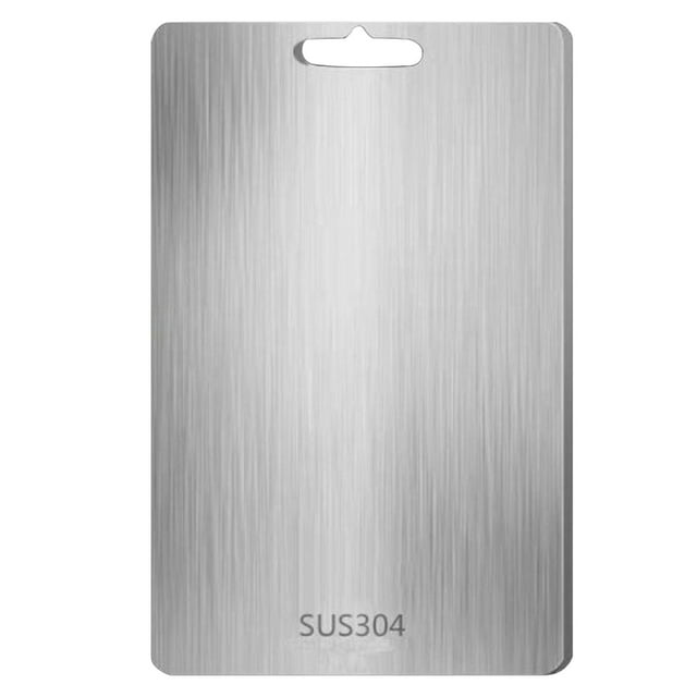 tablas de cortar de titanio godom de 30 x 23 cm: 100 % titanio puro para cocina, vista frontal centrada de una tabla rectangular de 30 x 23 cm con acabado cepillado vertical, esquinas redondeadas y orificio superior para colgar; marca visible en la parte inferior; superficie de doble cara lisa enfocada en higiene y durabilidad; adecuada también como base rígida para presentar alimentos.