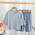 thumbnail image 1 of Una familia de cuatro padres e hijos usan ropa de hogar modal con aire acondicionado, pijama de pantalones cortos a cuadros de manga tres cuartos para niños medianos y grandes., 1 of 6