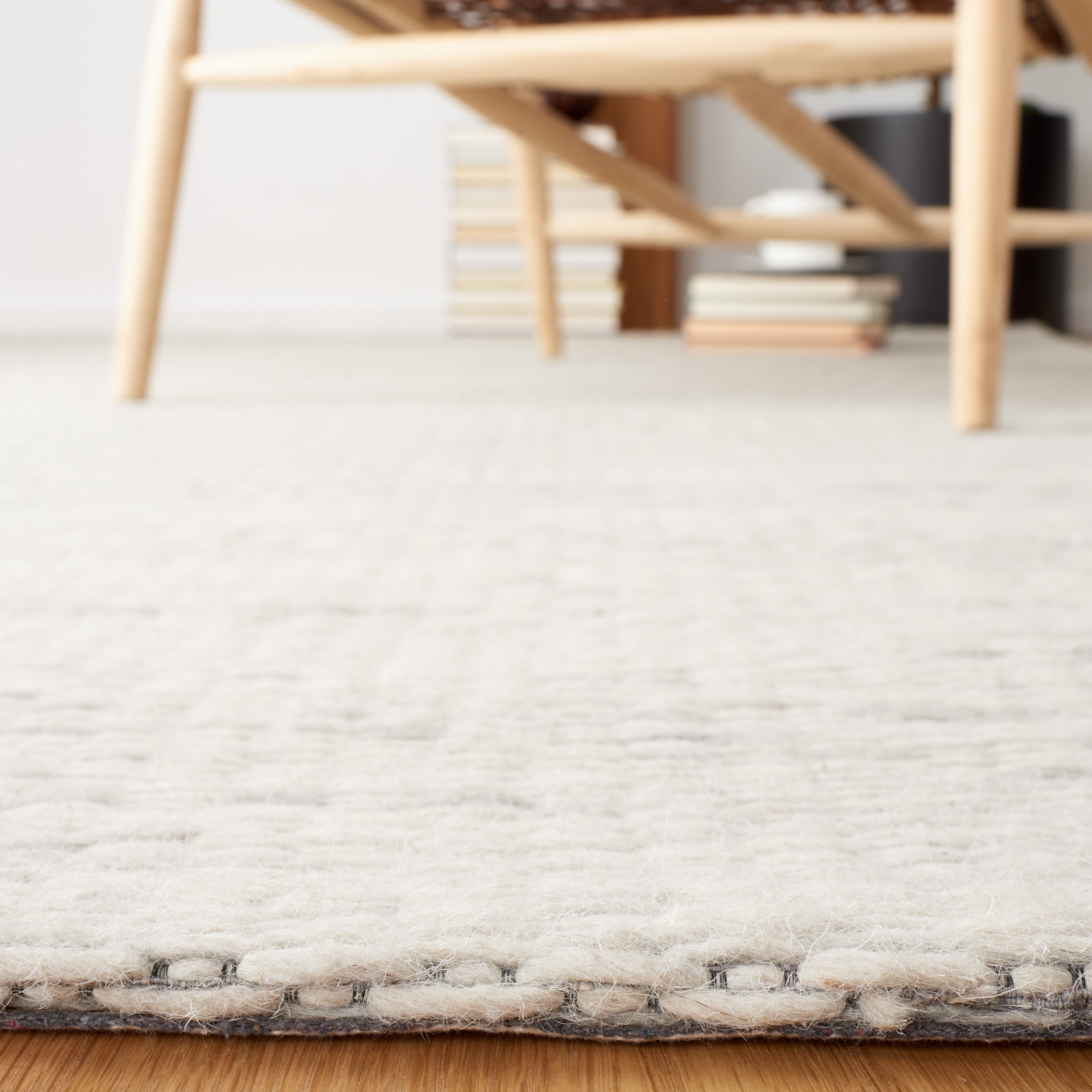 SAFAVIEH Marbella Taegan Distressed Area Rug, Light Grey, 4' x 6'